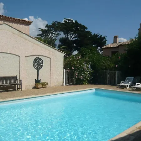 With Shared Pool And 200 M From The Beach, Sainte-maxime