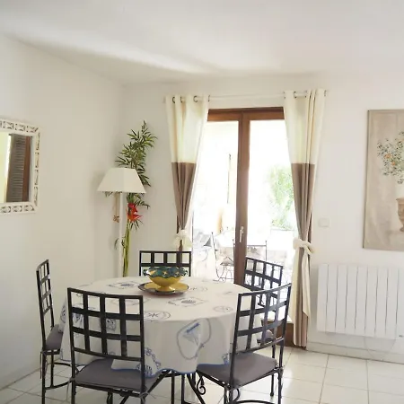 With Shared Pool And 200 M From The Beach, Sainte-maxime La Nartelle